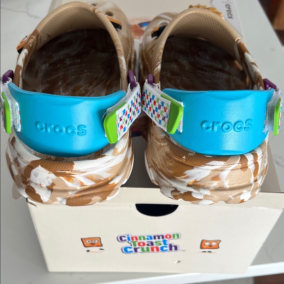 CROCS adult men’s7/woman's9 Tan and Blue NIB NWT Cinnamon Toast Crunch Slippers - Picture 6 of 10
